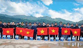 Cảnh sát biển đồng hành với ngư dân trên vùng biển Đông Bắc