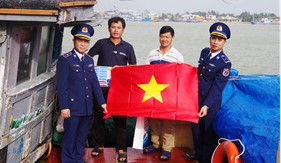 Tuyên truyền pháp luật cho ngư dân xã Nam Cửa Việt