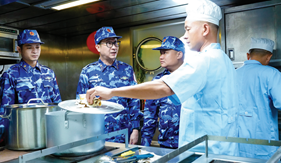 Những “anh nuôi” trên chuyến tàu vượt qua hai đại dương 