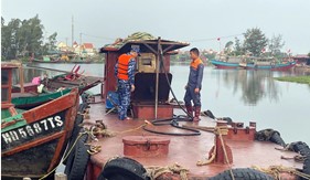 Tạm giữ tàu chở 12.000 lít dầu DO không rõ nguồn gốc