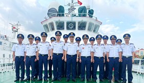 Thủ trưởng Cảnh sát biển Việt Nam thăm, làm việc tại Hải đội 401