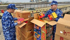 Cảnh sát biển Việt Nam bắt giữ vụ vận chuyển trái phép pháo nổ số lượng lớn
