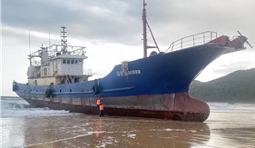 Phát hiện, kiểm tra tàu cá nước ngoài trôi dạt vào bờ biển tỉnh Quảng Ngãi