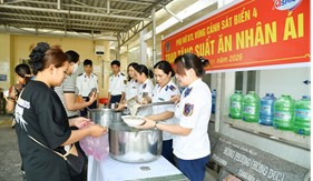 Bộ Tư lệnh Vùng Cảnh sát biển 4 tổ chức chương trình phát cháo tình thương miễn phí