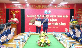 Thiếu tướng Lương Đình Hưng vinh dự đón nhận Huy hiệu 30 năm tuổi Đảng