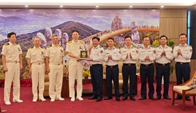 Phó Tư lệnh Lực lượng Bảo vệ bờ biển Nhật Bản chào xã giao Tư lệnh Vùng Cảnh sát biển 2