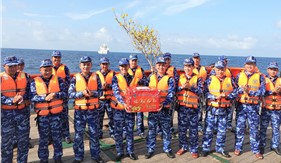 Cảnh sát biển Việt Nam thăm, động viên các tàu thực hiện nhiệm vụ chống khai thác IUU trên vùng biển Tây Nam