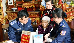 Bộ Tư lệnh Vùng Cảnh sát biển 1 thăm, tặng quà gia đình chính sách trên địa bàn thành phố Hải Phòng