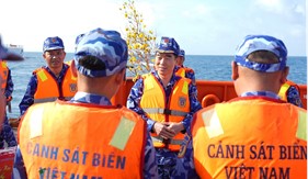 Mang Tết đến với những người lính biển