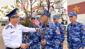 Mùa xuân neo lại giữa biển xa