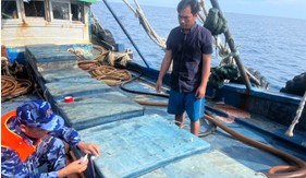 Hải đoàn 42 bắt giữ tàu cá vận chuyển trái phép khoảng 40.000 lít dầu D.O trên biển