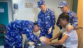 Bộ Tư lệnh Vùng Cảnh sát biển 4 kịp thời hỗ trợ y tế cho ngư dân bị tai nạn lao động trên biển