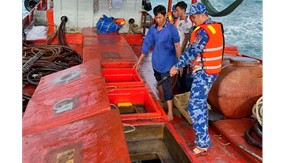 Đoàn Trinh sát số 2 phát hiện tàu cá vỏ gỗ vận chuyển trái phép 22.000 lít dầu DO