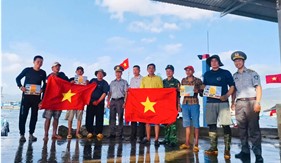 Chi đội Kiểm ngư số 4 tuyên truyền chống khai thác hải sản bất hợp pháp