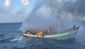 Cảnh sát biển kịp thời cứu nạn thành công 4 ngư dân trên tàu cá bị cháy