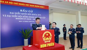 Cử tri cơ quan Bộ Tư lệnh Cảnh sát biển Việt Nam phấn khởi thực hiện quyền công dân