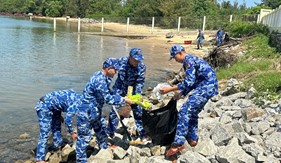 Tuổi trẻ Hải đoàn 21 tích cực hưởng ứng Ngày Tái chế toàn cầu