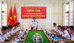 Bộ Tư lệnh Vùng Cảnh sát biển 4 kiểm tra toàn diện Hải đoàn 42 sau tháng đầu huấn luyện