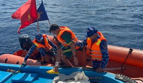 Tàu CSB 9001 kịp thời hỗ trợ ngư dân bị nạn trên biển