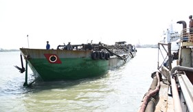 Tạm giữ tàu vi phạm quy định trong hoạt động khai thác cát