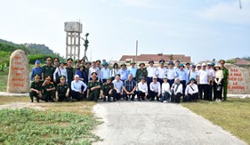 Tư lệnh Cảnh sát biển Việt Nam thăm, làm việc tại xã đảo Nhơn Châu, tỉnh Gia Lai