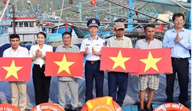 Bộ Tư lệnh Vùng Cảnh sát biển 2 đồng hành, hỗ trợ ngư dân Sa Huỳnh vươn khơi bám biển
