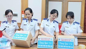 Phụ nữ cơ quan Bộ Tư lệnh Cảnh sát biển gửi yêu thương đến trẻ em nghèo vùng cao