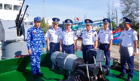 Cảnh sát biển Việt Nam kiểm tra Hải đoàn 42
