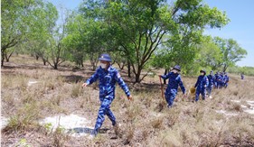 Hải đội 202 phối hợp khống chế thành công đám cháy rừng tràm tại Quảng Trị