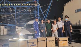 Cảnh sát biển Việt Nam đấu tranh thành công vụ vận chuyển 2.960 bao thuốc lá ngoại nhập lậu