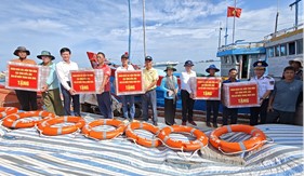 Đoàn khảo sát các vùng biển, đảo ven bờ thăm, làm việc tại đặc khu Lý Sơn