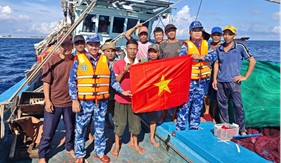 Phát huy hiệu quả “Tủ sách pháp luật” trên tàu CSB 6001