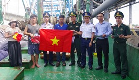 Hải đội 202 tuyên truyền chống khai thác IUU cho ngư dân xã Nam Cửa Việt
