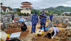 Cán bộ, chiến sĩ Bộ Tư lệnh Vùng Cảnh sát biển 2 tham gia lấy mẫu sinh phẩm phục vụ xác định danh tính liệt sĩ tại Quảng Ngãi