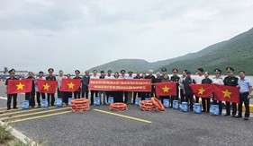 Hải đội 102 Cảnh sát biển đồng hành với ngư dân Hà Tĩnh