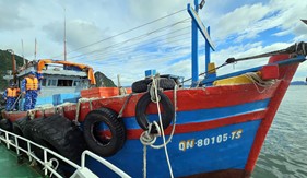 Bộ Tư lệnh Vùng Cảnh sát biển 1 bàn giao tàu cá vi phạm cho tỉnh Quảng Ninh