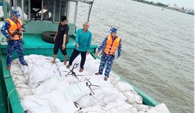 Tạm giữ tàu vận chuyển 20 tấn hàng hóa không rõ nguồn gốc