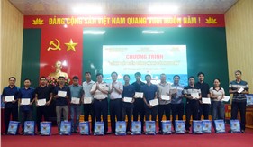 Bộ Tư lệnh Vùng Cảnh sát biển 1 đồng hành với ngư dân xã Hồ Vương