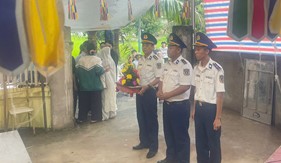 Cảnh sát biển thăm hỏi, động viên gia đình nạn nhân gặp nạn do sét đánh