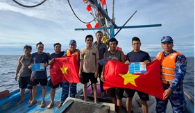 Hải đội 202 đẩy mạnh tuyên truyền, chung tay gỡ “thẻ vàng” IUU  