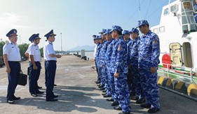 Trung tướng Bùi Quốc Oai thăm, kiểm tra Hải đội 102