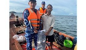 Bộ Tư lệnh Vùng Cảnh sát biển 4 bắt giữ 2 tàu cá vận chuyển trái phép thiết bị VMS