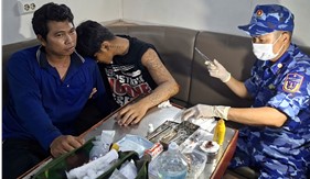 Bộ Tư lệnh Vùng Cảnh sát biển 3 kịp thời hỗ trợ 2 ngư dân bị thương trên biển