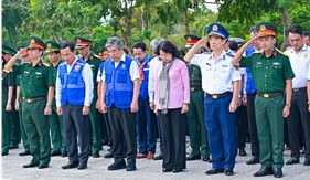 Đoàn công tác chương trình “Trăng thu biên cương” dâng hương tưởng niệm các anh hùng liệt sĩ tại Côn Đảo