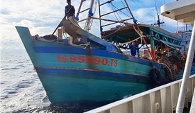Bộ Tư lệnh Vùng Cảnh sát biển 4 kịp thời cấp cứu ngư dân gặp nạn trên biển